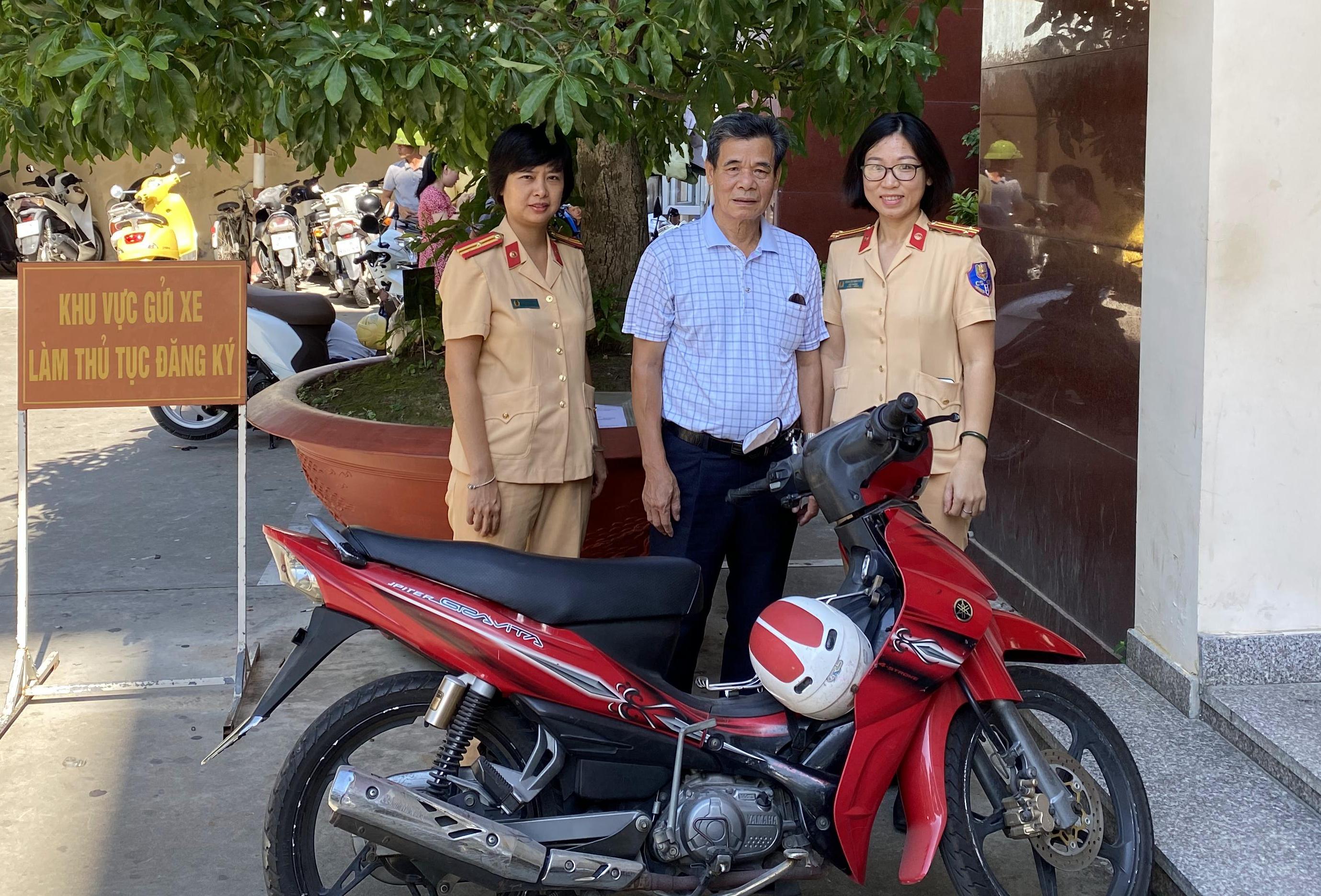 Tận tình hướng dẫn, hoàn thiện thủ tục giúp người dân nhận lại phương tiện  và cấp lại đăng ký phương tiện bị mất